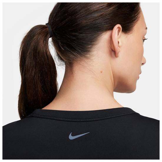 Nike Γυναικεία κοντομάνικη μπλούζα One Fitted Nike Γυναικεία κοντομάνικη μπλούζα One Fitted